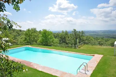 Agréable appartement pour 3 personnes avec Wifi, piscine, animaux admis, vue panoramique et parking