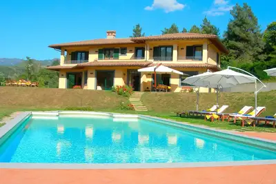 Maison de vacances privée avec bain à remous, Wifi, piscine privée, Tv, patio, vue panoramique