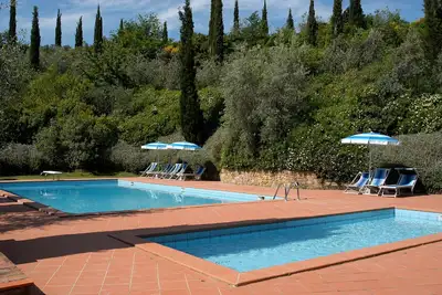 Appartement avec piscine, climatisation, Wifi, Tv, animaux admis, parking, près de San Gimignano