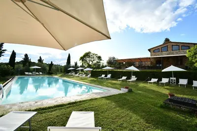 Joli appartement avec climatisation, piscine, Wifi, Tv, animaux admis et parking, près de Sienne