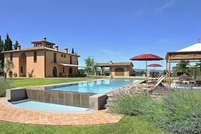 Image de Villa à Montelopio avec 4 chambres à coucher, 11 couchages