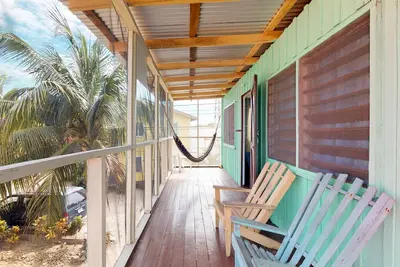 Image de Cabane accueillante et rénovée. À pied des magasins, des restaurants et de la plage!