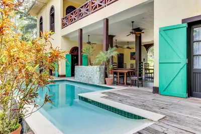 Image de Charmante suite pour couple avec piscine partagée, Wi-Fi gratuit et emplacement en bord de rivière!