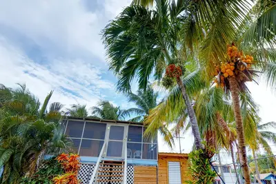 Image de Cabane rénovée avec un accès facile à la plage et un emplacement idéal en ville!