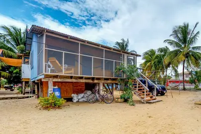 Image de Cabane de charme avec grand porche et hamac avec moustiquaire - près de la plage!