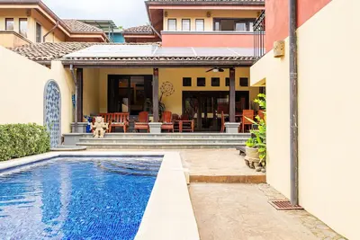 Image de 5 Br villa de luxe avec piscine, en ville, à pied de la plage de Tamarindo!