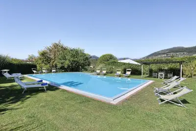 Image de Maison de vacances avec Wifi, piscine privée, climatisation, Tv, parking, près de Lucques