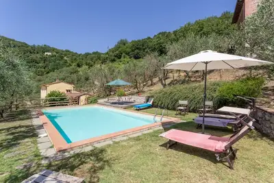 Image de Bel appartement dans une maison de vacances avec piscine, Wifi, Tv, patio, parking, près de Lucques