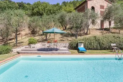 Confortable appartement dans une maison de vacances avec piscine, Wifi, Tv, patio, près de Lucques