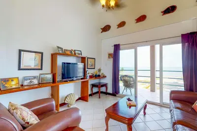 Image de Condo au bord de l'eau avec vue sur la mer et piscine partagée - près des plages et des restaurants