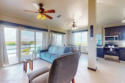 Image de Condo au bord du lac avec de belles vues, piscine partagée - privé et tranquille!
