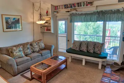 Superbe w 2bd Condo. Baignoire à remous, en face de Quicksilver Ascenseur!