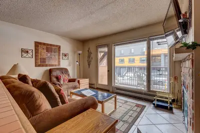 Image de Cozy 1bd Condo, en face de Quicksilver Ascenseur!