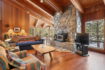 Image de 2 miles de Alpine Meadows! 5 miles de Tahoe City. 5 miles à Squaw! Salle de divertissement pour les enfants et vue imprenable sur la forêt. Activités quotidiennes gratuites!