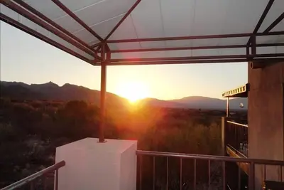 Image de \"Condo au deuxième étage au calme avec une vue panoramique spectaculaire sur les montagnes.