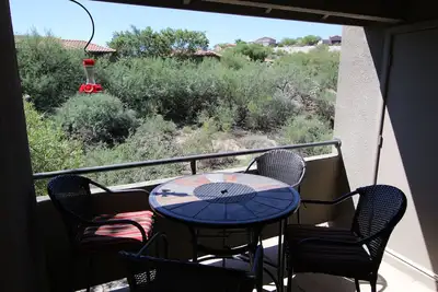 Image de Récemment meublé -Southwest Flair 2 bedrm 2ème étage avec terrasse privée sereine!