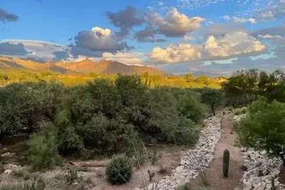 Image de Fantastiques vues sur les montagnes, élégamment remodelées, intimité améliorée!