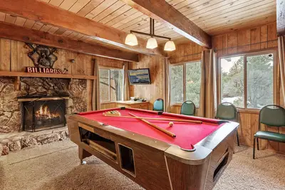 Image de Forest Edge Retreat - Netflix, WiFi, table de billard et baby-foot! 2 heures gratuites de location de vélo / kayak!