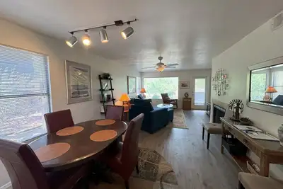 Image de Enchanteur 2 Chambre Premier étage avec Picture Perfect Mountain View Windows!