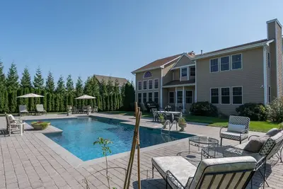 Image de Spacieux Southampton Escape, Mins. de la ville, piscine privée, vie ensoleillée et ouverte