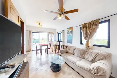 Suite de villégiature de niveau supérieur avec de belles vues, piscine partagée et plage à proximité!