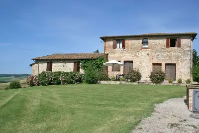 Image de Bel appartement avec Wifi, piscine, patio, vue panoramique et parking, près de Sienne