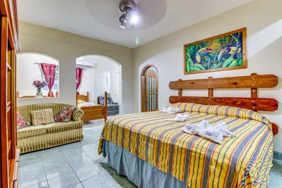 Image de Belle maison w \/ piscine partag����e, des vues magnifiques, et un balcon - parfait pour les excursions d'une journée