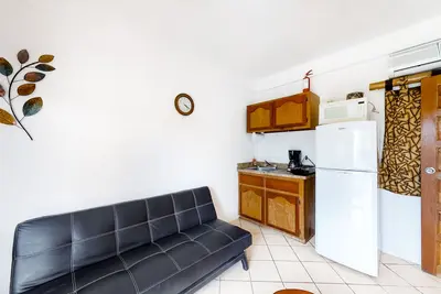 Image de Suite abordable avec piscine partagée, vue sur les toits et accès à la plage à proximité!