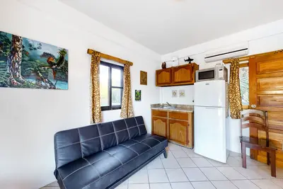 Image de Suite chaleureuse avec piscine commune, sundeck et vue sur l'île - juste sur la piste cyclable