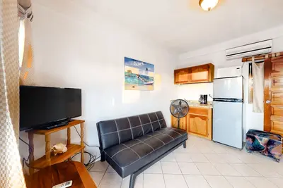 Image de Retraite tropicale confortable près de la plage avec piscine partagée et kayak fourni