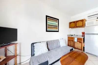 Image de Ce charmant condo dispose d'une piscine commune, d'une végétation luxuriante et d'une terrasse sur le toit!