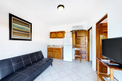Image de Suite abordable avec piscine partagée, vue depuis le toit et accès à la plage à proximité!