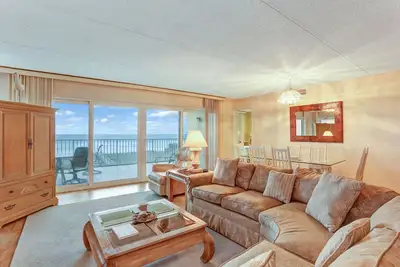 Image de Au bord de l'océan, 3ème étage, unité finale - 3 lits / 2 bains, 6 couchages. Tennis, piscine et balcon en bord de mer.
