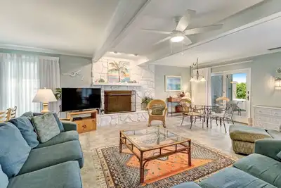 Image de 4 chambres à coucher, 3 salles de bains, une maison en bord de mer offre une vue imprenable sur l'océan. Capacité d'accueil 10, Animaux acceptés.