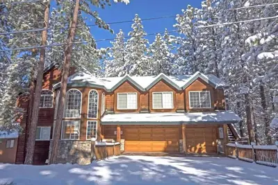 Image de 4600 pieds carrés Accueil avec tous les extras pour votre famille - Hot Tub, table de billard, Wi-Fi! 2460l ~