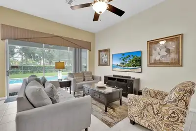 Image de À quelques minutes de Disney, piscine / spa privés, salle de jeux, commodités gratuites!