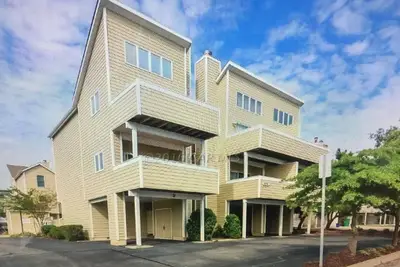 Image de Fenwick Island Beach Block condo avec piscine entièrement rénové et bien aménagé
