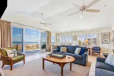 Image de Dormir 10 dans cette chambre 4, 3 salles de bains, 2 niveaux, maison en bord de mer a une promenade privée sur la plage.