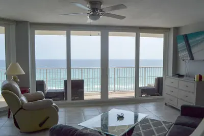 Image de E1106 Gulf Front, 3 Pools, Stunning View of the Beach!