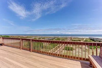 Image de 2 lit / 1. 5 Bath Oceanfront Duplex, magnifique Upper Deck. Capacité d'accueil 6 et animaux acceptés.