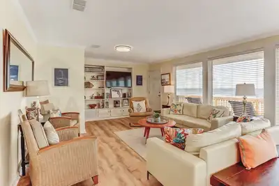 Image de Récemment rénové ** 3 chambres, 2 salles de bain Oceanfront maison peut accueillir 6 personnes. Comprend une terrasse qui surplombe l'océan Atlantique.