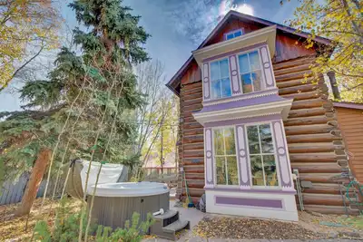 National Landmark Breck Log Cabin, à pied de la rue Main