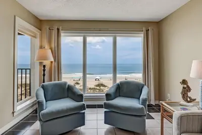 Image de 2 chambres Ă coucher / 2 salles de bains condo Oceanfront dort 6 personnes. Pont et piscine en bord de mer.