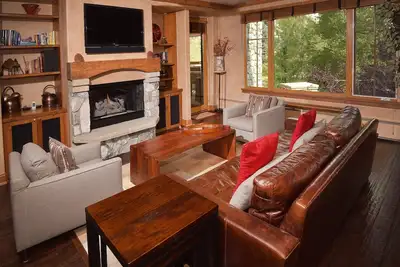 Image de Ski in / out Lodge avec ascenseurs privés, 2Br 2Ba à côté du golf