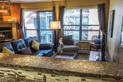 Image de Séjour d'hiver lumineux avec puits de lumière 2Br / Ba à deux pas de la rue Main