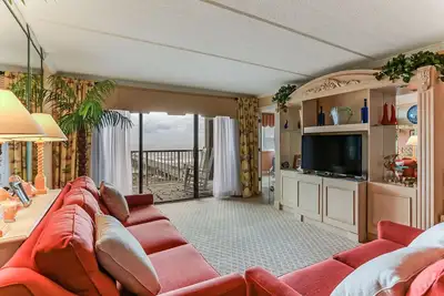 Image de Le 4ème étage 2 lits / 2 salles de bains condo Oceanfront dort 6. W / D, piscine, tennis, grillades communautaires et quai de pêche privé!