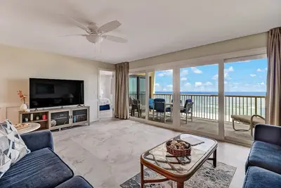 Image de Moderne et beau 7ème étage 3 Bed / 2 Bath condo en bord de mer qui dort 7. . Buanderie dans l'unité. Les installations comprennent une piscine, des grils communautaires, une jetée de pêche privée et des courts de tennis!