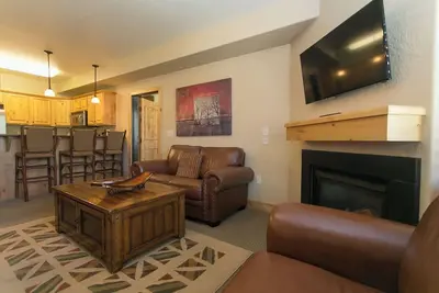 Image de Condo massif avec une vue imprenable et un mobilier rustique