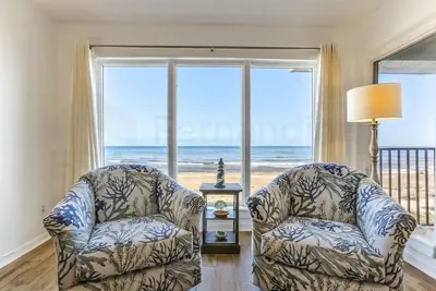 Image de 2 lits / 2 salles de bain, 4ème étage condo Oceanfront dort 6. Pont et piscine en bord de mer.