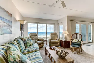 Image de 2 chambres / 2 salles de bains, 3ème étage condo en bord de mer à 6 personnes. Pont et piscine en bord de mer.